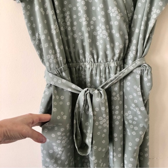 Vince Camuto Flutter Sleeve, Floral, Surplice Neckline Belted Jumpsuit Size 24W - Picture 6 of 10